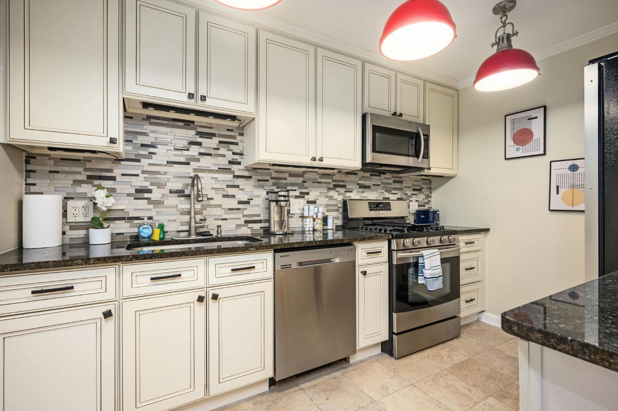 View Newly Renovated 3 Beds With Free Parking Lm2209 Appartement