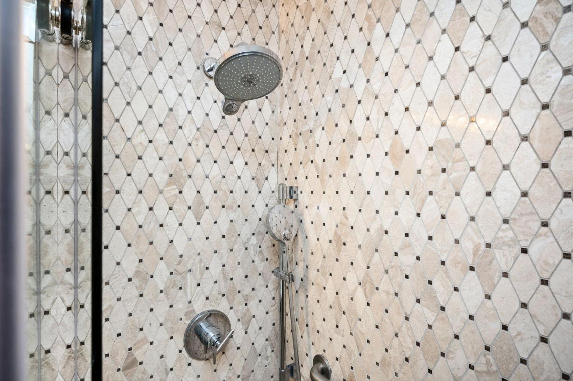 View Newly Renovated 3 Beds With Free Parking Lm2209 Appartement *