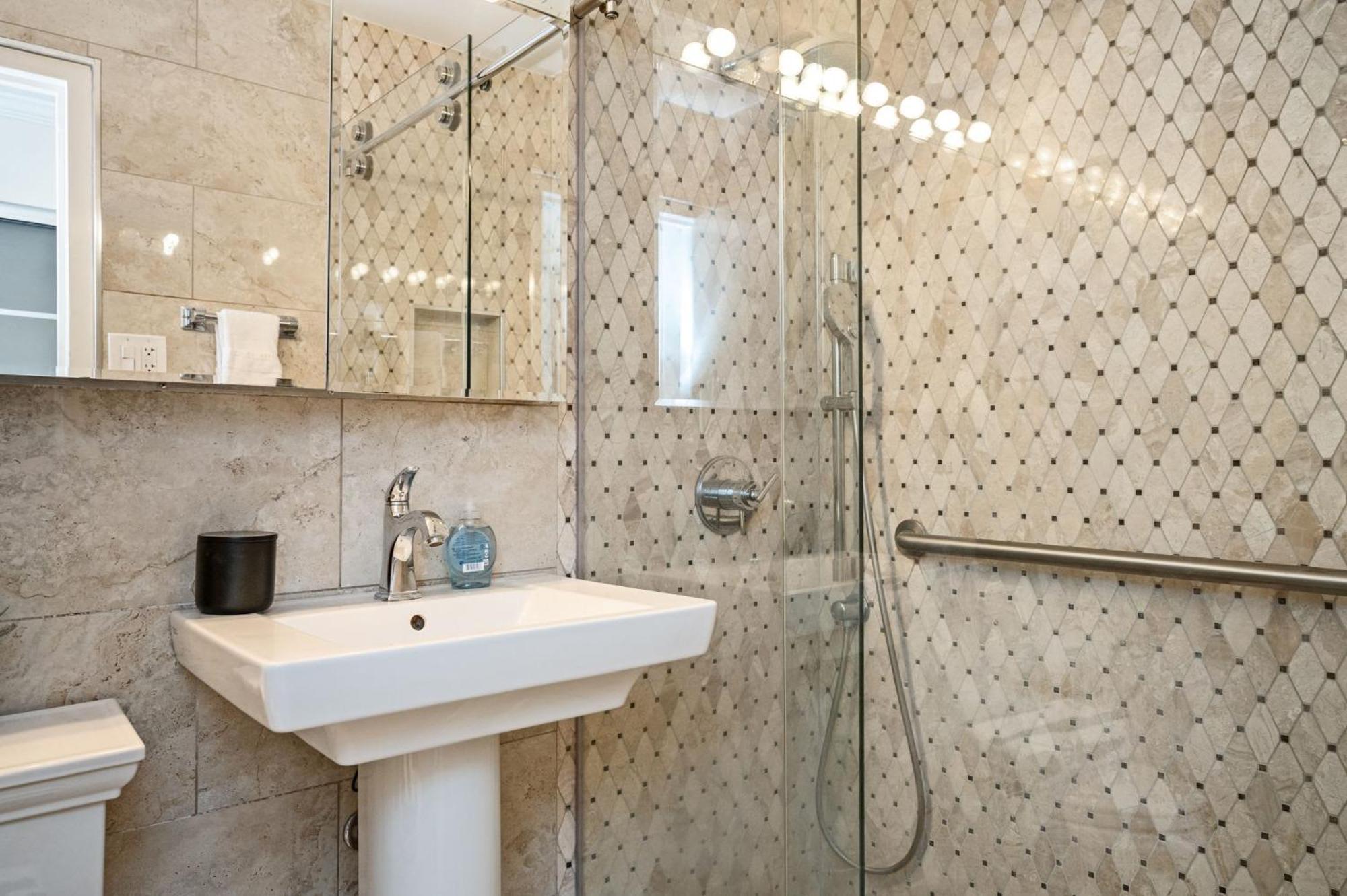 Appartement View Newly Renovated 3 Beds With Free Parking Lm2209